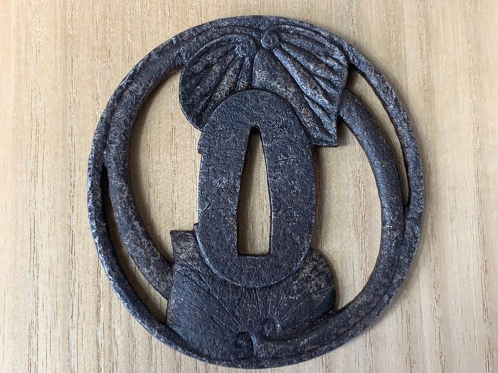 Sukashi tsuba .Aoi Kozushi - Metal - Japan - Edo-perioden (1600-1868)