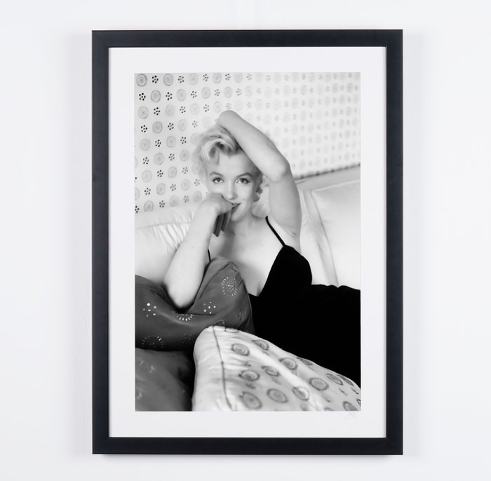 Marilyn Monroe Iconics 1956 - Fine Art Photography - Luxury Wooden Framed 70X50 cm - Limited Edition Nr 02 of 30 - Serial ID 16923 - Original Certificate (COA), Hologram Logo Editor and QR Code - 100% New items.