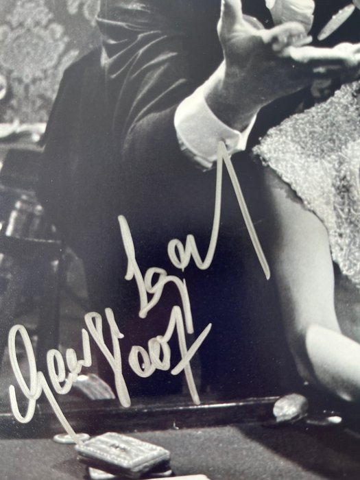 James Bond 007: On Her Majesty’s Secret Service - George Lazenby as "007 James Bond" handsigned photo with b´bc holographic COA