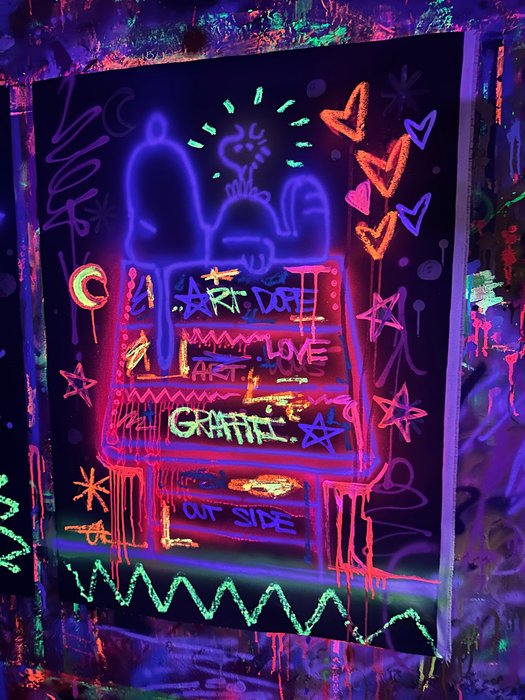 Outside313 - Snoopy graffiti house - neon black edition