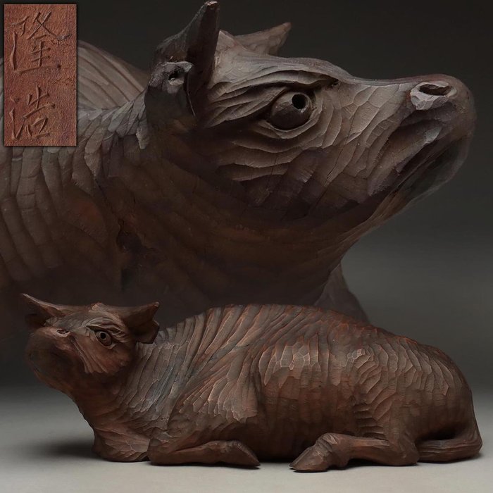 smukt udformet træskulptur med titlen "Lying Ox" (臥牛) - Træ - 隆浩 takahiro - Shōwa-periode (1926-1989)