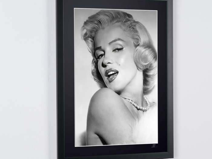 Marilyn Monroe - Hollywood Glamour - Fine Art Photography - Luxury Wooden Framed 70X50 cm - Limited Edition 01 of 20 - Serial ID 30232 - Original Certificate (COA), Hologram Logo Editor and QR Code - 100% New items.