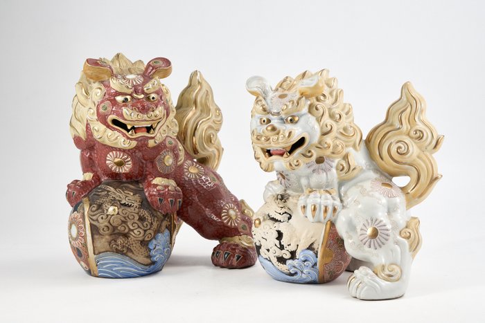 Pair of Dragon Motif Shishi Guardian 獅子 Lions on Globes by Sueyoshi 八栄窯 須栄義 - Statue Keramik - Japan