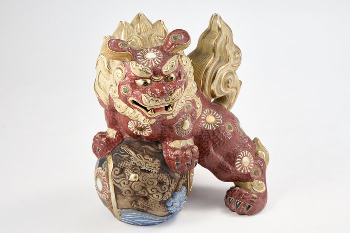 Pair of Dragon Motif Shishi Guardian 獅子 Lions on Globes by Sueyoshi 八栄窯 須栄義 - Statue Keramik - Japan