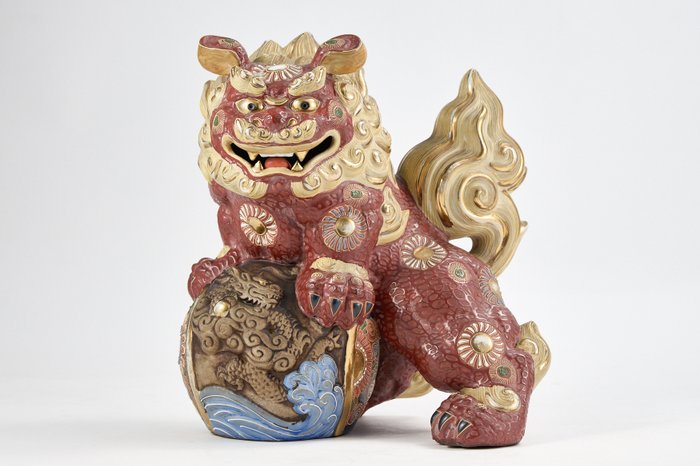 Pair of Dragon Motif Shishi Guardian 獅子 Lions on Globes by Sueyoshi 八栄窯 須栄義 - Statue Keramik - Japan