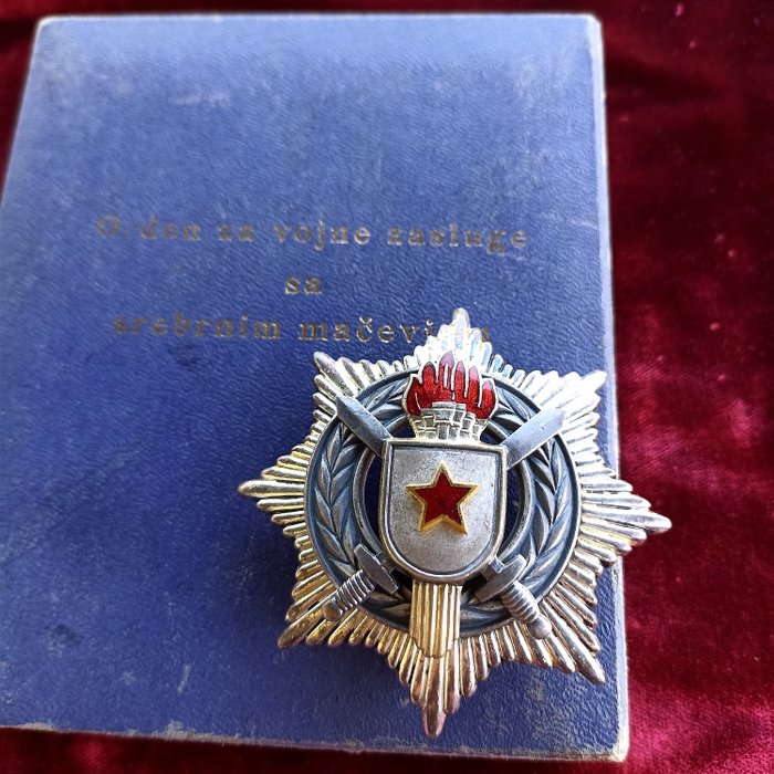 Serbien - Medalje - Order of Military Merit lll Class in Original Box. Type"6 Flame's" - 1951