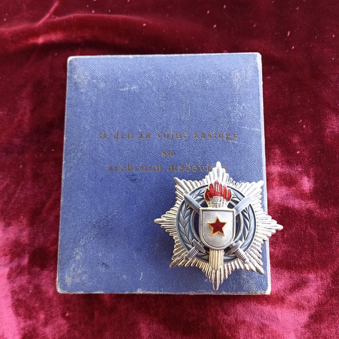 Serbien - Medalje - Order of Military Merit lll Class in Original Box. Type"6 Flame's" - 1951