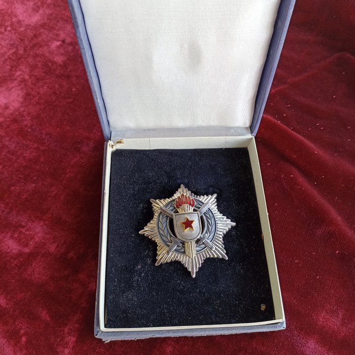 Serbien - Medalje - Order of Military Merit lll Class in Original Box. Type"6 Flame's" - 1951