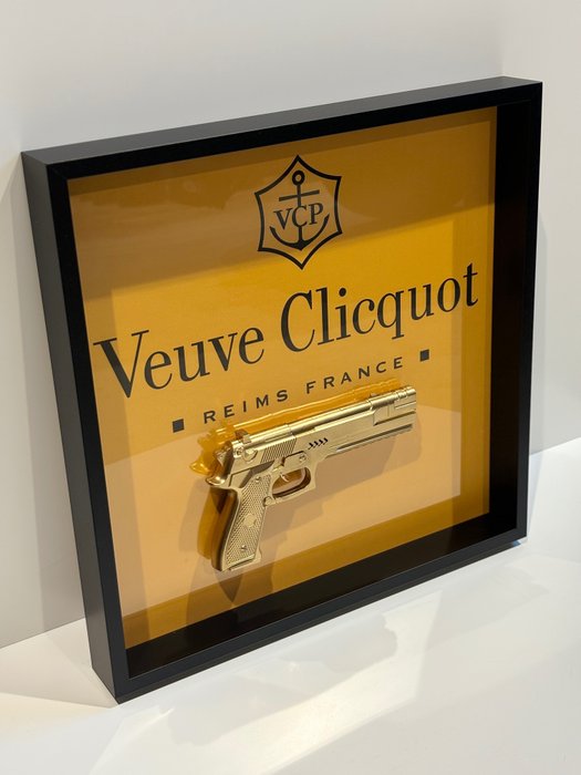 Rob VanMore - Shiny Golden war on Veuve Clicquot