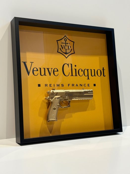 Rob VanMore - Shiny Golden war on Veuve Clicquot