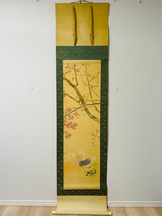 Smukt maleri af blomster og fugle - 桜花雙鳩図 Kirsebærblomster og to duer - Silke - Ôshima Kazan大島佳山 - Japan - Taishō-perioden (1912-1926)