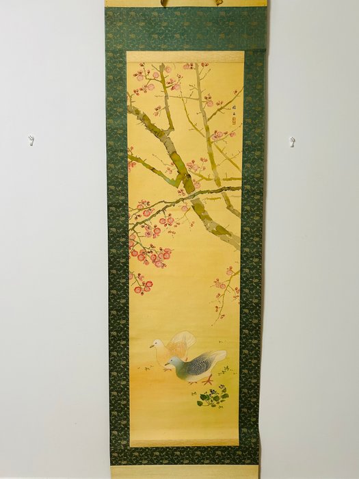 Smukt maleri af blomster og fugle - 桜花雙鳩図 Kirsebærblomster og to duer - Silke - Ôshima Kazan大島佳山 - Japan - Taishō-perioden (1912-1926)