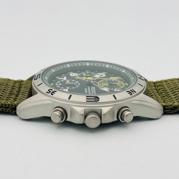 Seiko - Chronograph Military Dark Green and Yellow and White Indexes 100m. Date - Ingen mindstepris - Mænd - 2011-nu