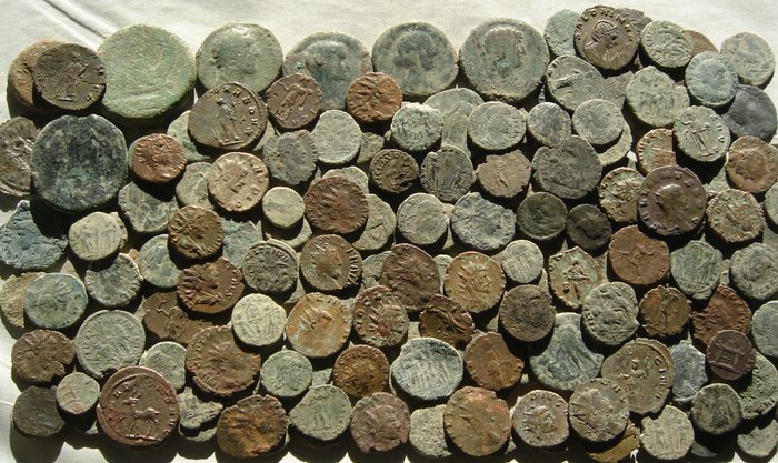 Romarriket. Lot of 150 Roman Imperial bronze coins. The lot includes some ases and semises from I-II centuries A.D., also a few iberian coins.  (Ingen mindstepris)