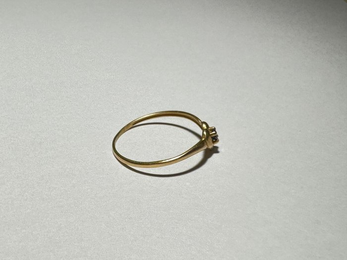 Ingen mindstepris - Ring - 18 kraat Gulguld Safir