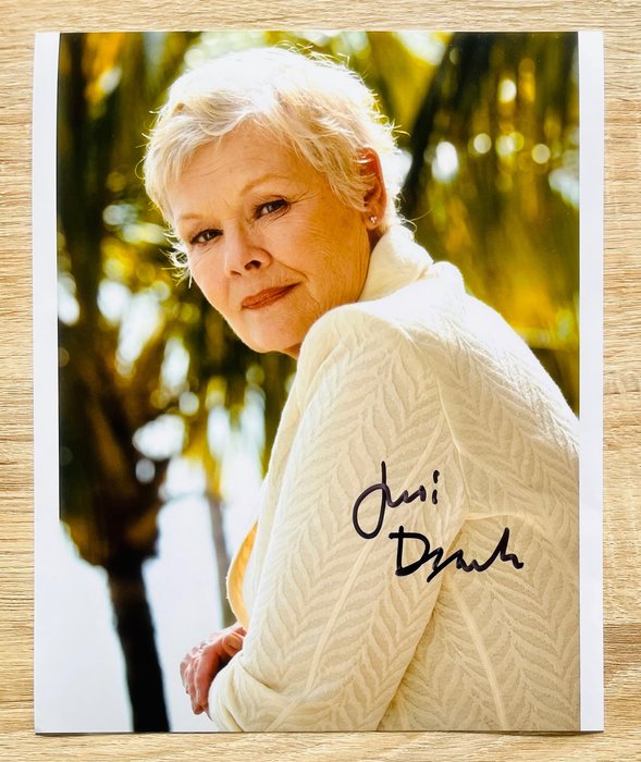 James Bond - Autograf Dame Judi Dench, signed with COA