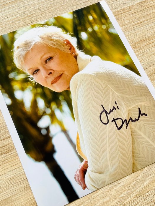 James Bond - Autograf Dame Judi Dench, signed with COA