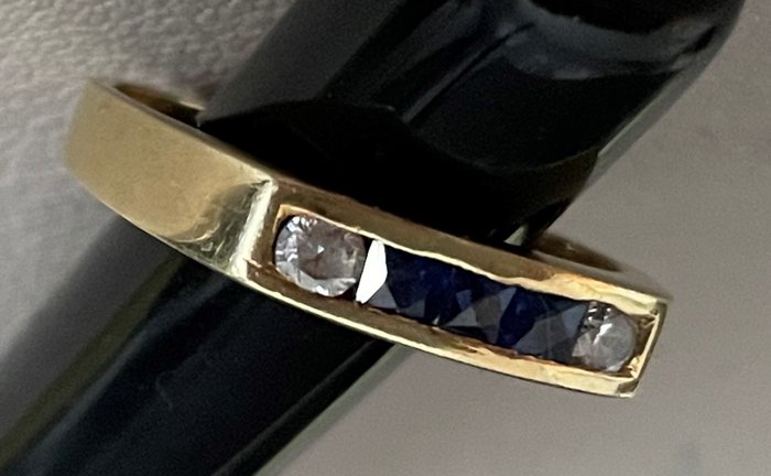 Ingen mindstepris - Ring - 18 kraat Gulguld Safir