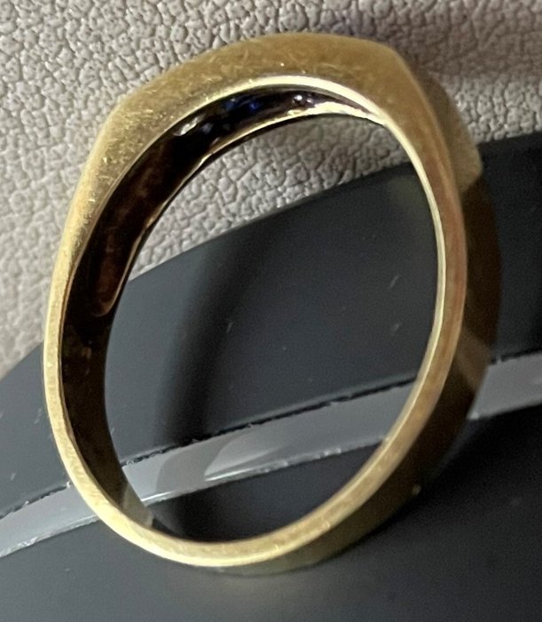 Ingen mindstepris - Ring - 18 kraat Gulguld Safir