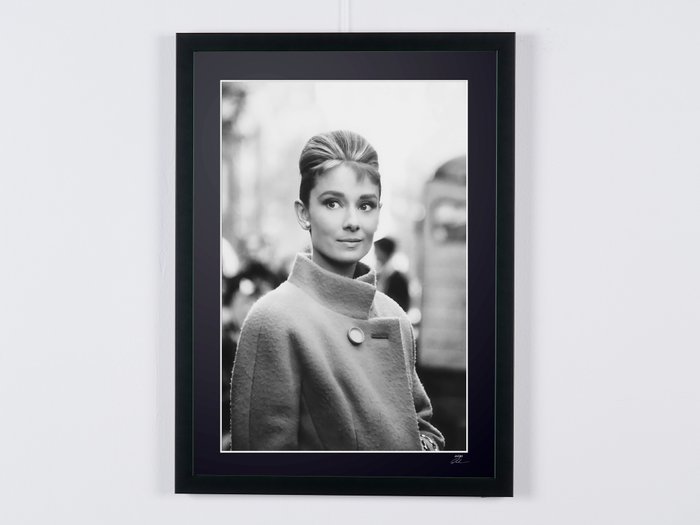 Audrey Hepburn as Holly Golightly - Breakfast at Tiffany's (1961) - Fine Art Photography - Luxury Wooden Framed 70X50 cm  - Limited Edition Nr 04 of 50 - Serial ID - Original Certificate (COA) Hologram Logo Editor and QR Code - 100% New items