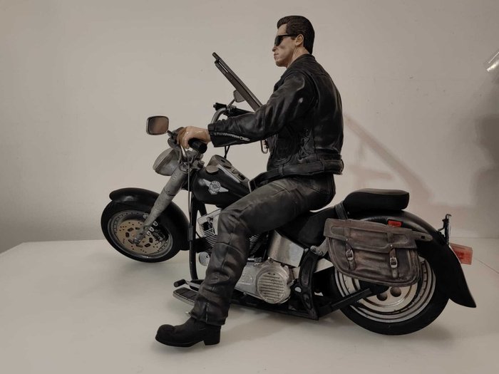 Terminator 2: Judgment Day - T-800 (Arnold Schwarzenegger) on Harley Davidson - Custom Made, Hand painted  - 56x35x38 cm - 1:4