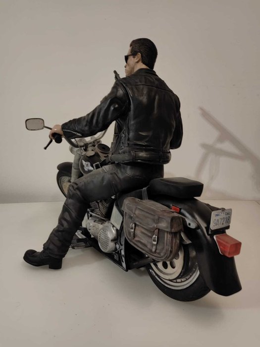 Terminator 2: Judgment Day - T-800 (Arnold Schwarzenegger) on Harley Davidson - Custom Made, Hand painted  - 56x35x38 cm - 1:4