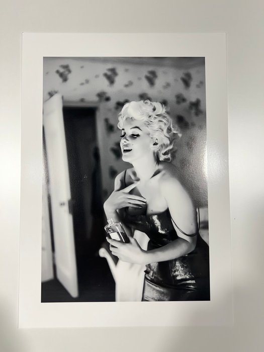 Marilyn Monroe - Chanel n°5 - Collector Image - Size 42x30 cm - 100% new - Gallery Stamp - sign   Numbered 6/20- Never Exposed - - Flat shipped ! - No carton tube - Ready to Frame size A3 42x30 cm