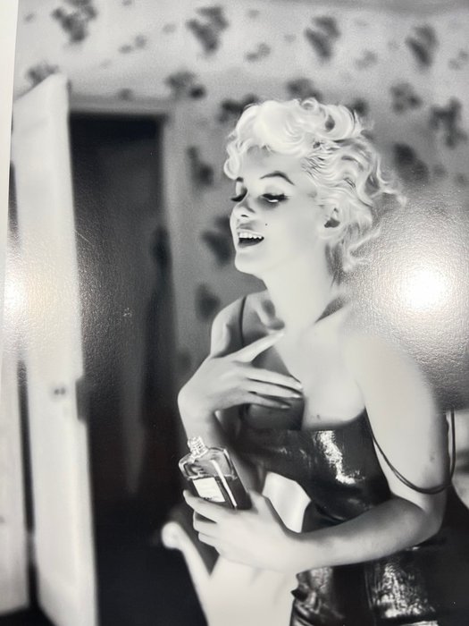 Marilyn Monroe - Chanel n°5 - Collector Image - Size 42x30 cm - 100% new - Gallery Stamp - sign   Numbered 6/20- Never Exposed - - Flat shipped ! - No carton tube - Ready to Frame size A3 42x30 cm