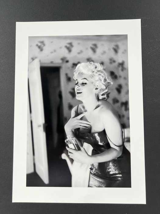 Marilyn Monroe - Chanel n°5 - Collector Image - Size 42x30 cm - 100% new - Gallery Stamp - sign   Numbered 6/20- Never Exposed - - Flat shipped ! - No carton tube - Ready to Frame size A3 42x30 cm