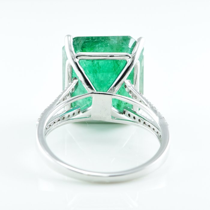 Ring - 14 karat Hvidguld -  9.75ct. tw. Smaragd - Diamant - Eksklusiv Emerald ring