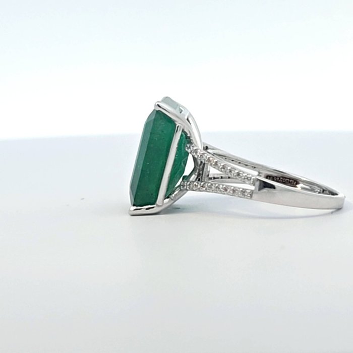 Ring - 14 karat Hvidguld -  9.75ct. tw. Smaragd - Diamant - Eksklusiv Emerald ring