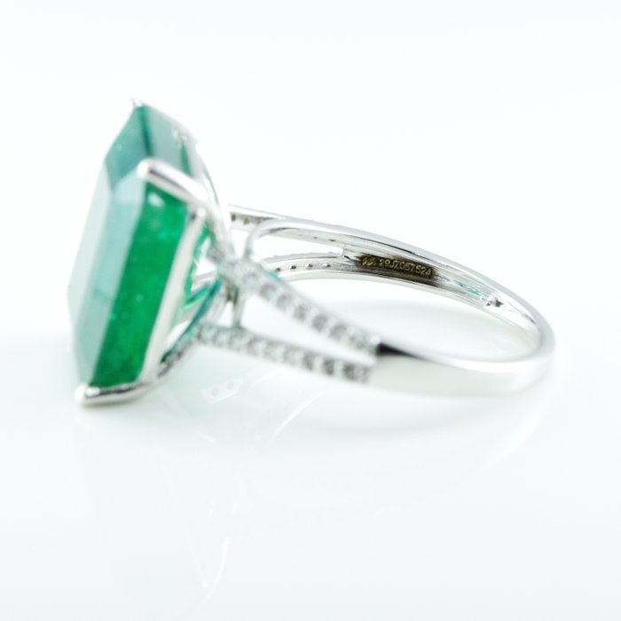 Ring - 14 karat Hvidguld -  9.75ct. tw. Smaragd - Diamant - Eksklusiv Emerald ring