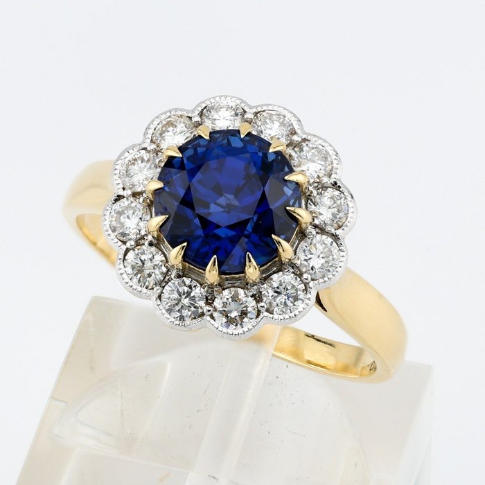 [GRS Certified] - (Royal Blue Sapphire) 2.50 Cts - (Diamond) 0.53 Cts (12) Pcs - 18 kraat Tofarvet - Ring