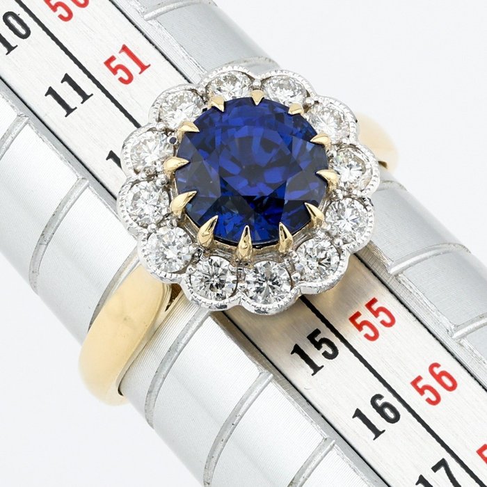 [GRS Certified] - (Royal Blue Sapphire) 2.50 Cts - (Diamond) 0.53 Cts (12) Pcs - 18 kraat Tofarvet - Ring