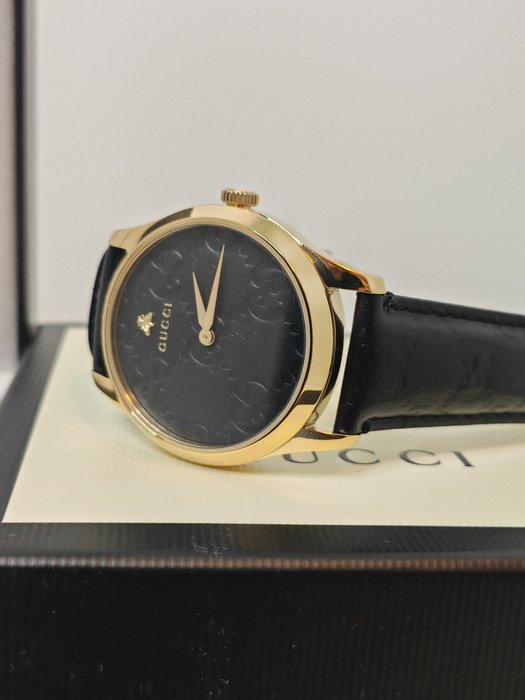 Gucci - GUCCI G-Timeless Quartz Watch - Black GG Dial - Yellow Gold Plated Steel - NEW/NOS - Active Warranty - YA1264034A - Kvinder - 2024