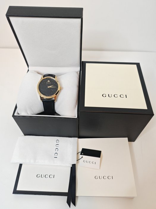 Gucci - GUCCI G-Timeless Quartz Watch - Black GG Dial - Yellow Gold Plated Steel - NEW/NOS - Active Warranty - YA1264034A - Kvinder - 2024