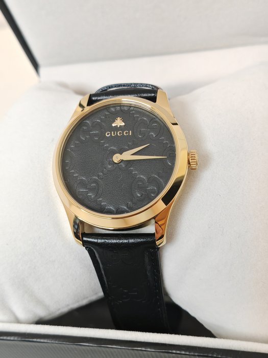 Gucci - GUCCI G-Timeless Quartz Watch - Black GG Dial - Yellow Gold Plated Steel - NEW/NOS - Active Warranty - YA1264034A - Kvinder - 2024