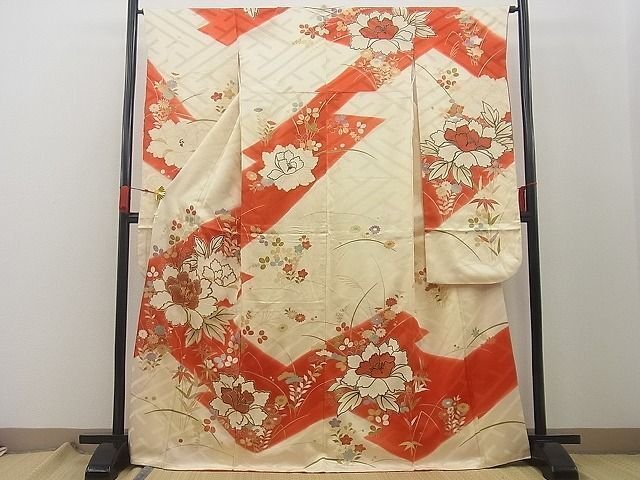 En kimono med dristige røde mønstre med pæonblomster lavet med koma-broderi, smukt - Silke - Japan - 2000-