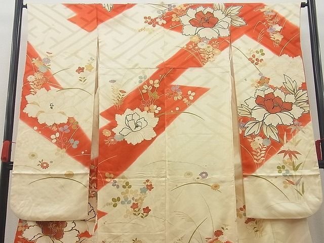 En kimono med dristige røde mønstre med pæonblomster lavet med koma-broderi, smukt - Silke - Japan - 2000-