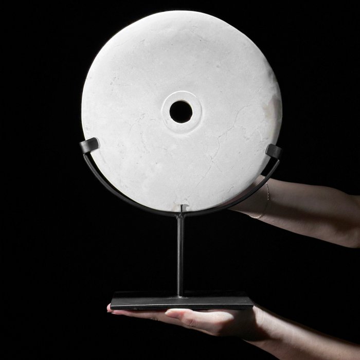 Dekorativt ornament - NO RESERVE PRICE - White Marble Disc on a custom stand - Indonesien