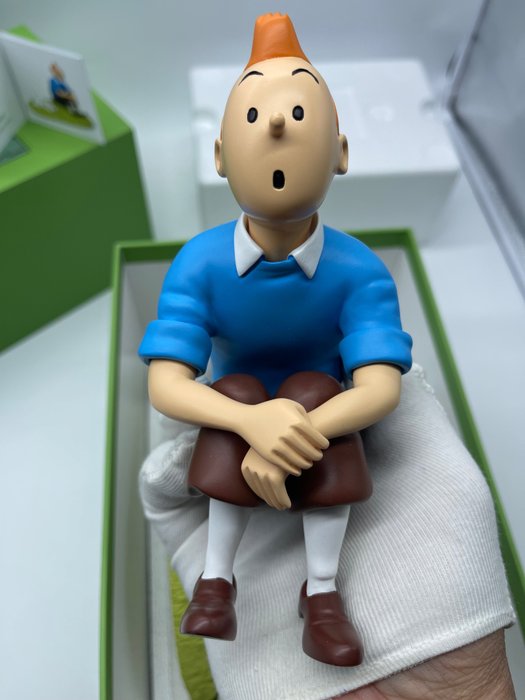 Statuette Moulinsart 47001 - Tintin assis dans l'herbe - 1 Figurine - Moulinsart - 2022