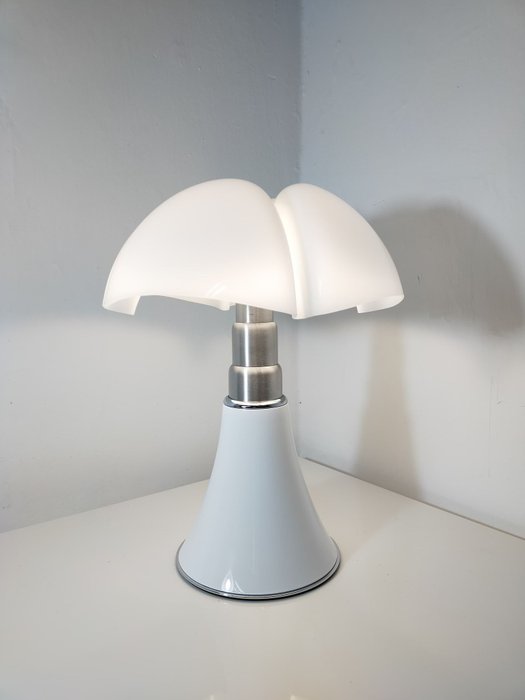 Martinelli Luce - Gae Aulenti - Bordlampe - Metal og metakrylat