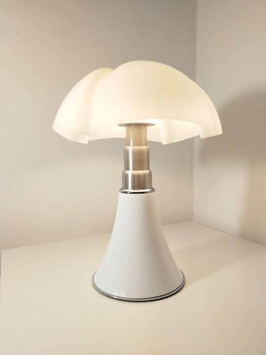 Martinelli Luce - Gae Aulenti - Bordlampe - Metal og metakrylat