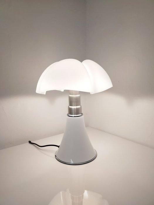 Martinelli Luce - Gae Aulenti - Bordlampe - Metal og metakrylat