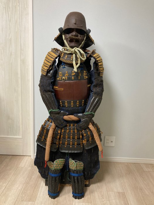 Yoroi En rustning - Kobber Læder Støbejern - Samurai - Antique Yoroi/Armour金茶糸威の鎧 made in Edo Period - Japan - Edo-perioden (1600-1868)