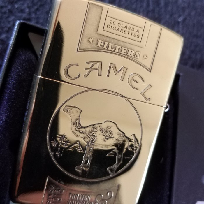 Zippo - 4 D Camel - Das Original - beidseitiges Relief - hochpoliertes Messing - Lommelighter - Stål (rustfrit)