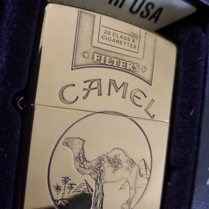 Zippo - 4 D Camel - Das Original - beidseitiges Relief - hochpoliertes Messing - Lommelighter - Stål (rustfrit)