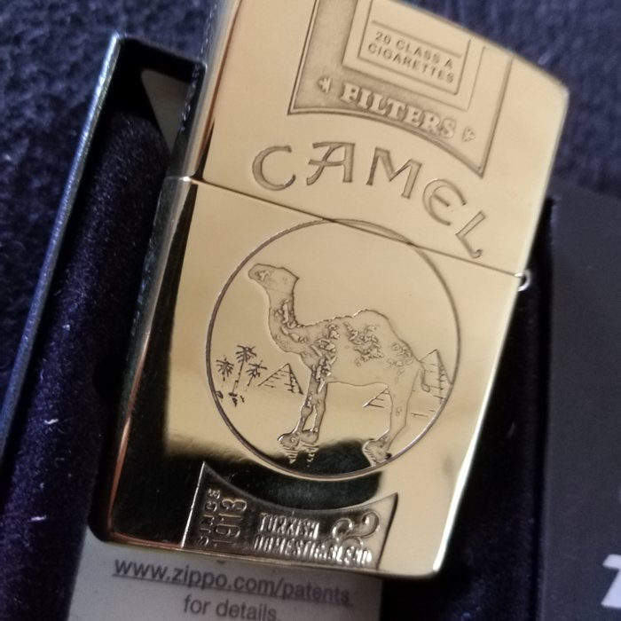 Zippo - 4 D Camel - Das Original - beidseitiges Relief - hochpoliertes Messing - Lommelighter - Stål (rustfrit)