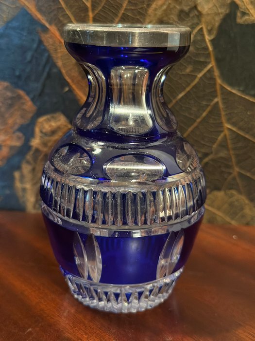 Edle Kristall-Überfangvase in Blau – Facettenschliff – Elegantes Dekor - Vase  - Krystal