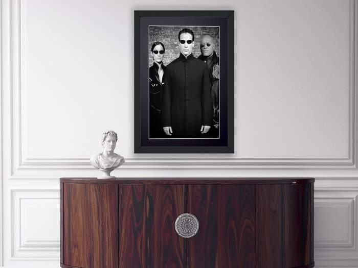 The Matrix - Neo as Keanu Reeves, Trinity as Carrie-Anne Moss, and Morpheus Was Laurence Fishburne. - Fine Art Photography - Luxury Wooden Framed 70X50 cm - Limited Edition Nr 01 of 30 - Serial ID 17150 - Original Certificate (COA), Hologram Logo Editor and QR Code - 100% New items.